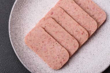 Lezzetli, tuzlu, baharatlı ve çimento kaplı pembe jambon.