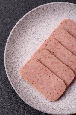 Lezzetli, tuzlu, baharatlı ve çimento kaplı pembe jambon.