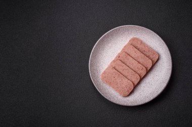 Lezzetli, tuzlu, baharatlı ve çimento kaplı pembe jambon.