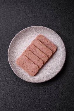 Lezzetli, tuzlu, baharatlı ve çimento kaplı pembe jambon.