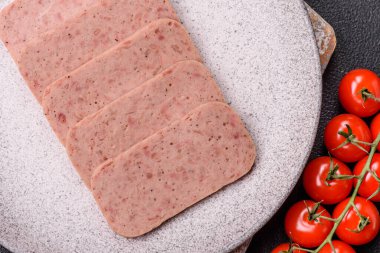 Lezzetli, tuzlu, baharatlı ve çimento kaplı pembe jambon.