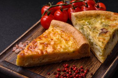 Brokoli, tavuk ya da somon peynirli lezzetli kiş. Koyu beton bir arka planda tuz ve baharatla.