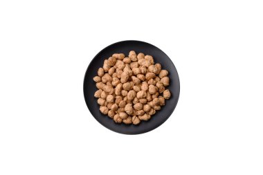 Kuru soya fasulyesi topakları, vejetaryen ve vejetaryen mutfağı için diyet yiyecekler koyu beton arka planda.