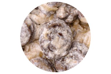 Kaynamış tavuk kalbi soğan ve krema sosuyla dilimlenmiş koyu beton arka planda tuz ve baharatla kesilmiş.