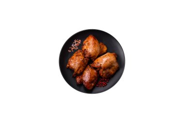 Tuzlu, baharatlı ve çimento kaplı sulu tavuk kebabı.