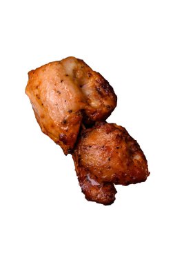 Tuzlu, baharatlı ve çimento kaplı sulu tavuk kebabı.