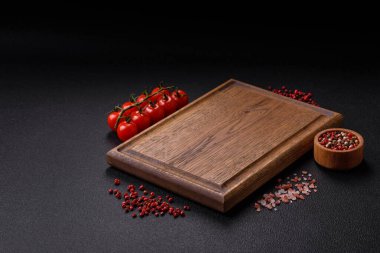 Siyah arka plan, kiraz domatesli, tuzlu, baharatlı ve otlu fotokopi alanı. Yemek malzemeleri.