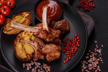 Kemikte ya da kuzu pirzolasında lezzetli sulu et ya da tuzlu, baharatlı ve otlu ızgara dana eti.