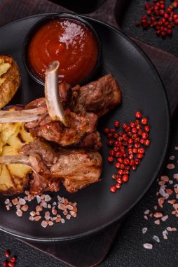 Kemikte ya da kuzu pirzolasında lezzetli sulu et ya da tuzlu, baharatlı ve otlu ızgara dana eti.