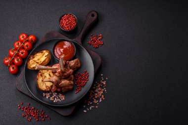 Kemikte ya da kuzu pirzolasında lezzetli sulu et ya da tuzlu, baharatlı ve otlu ızgara dana eti.