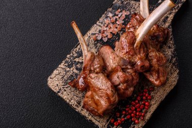 Kemikte ya da kuzu pirzolasında lezzetli sulu et ya da tuzlu, baharatlı ve otlu ızgara dana eti.