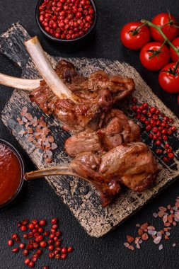 Kemikte ya da kuzu pirzolasında lezzetli sulu et ya da tuzlu, baharatlı ve otlu ızgara dana eti.