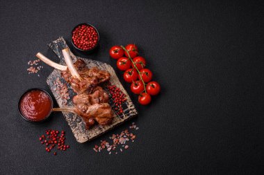 Kemikte ya da kuzu pirzolasında lezzetli sulu et ya da tuzlu, baharatlı ve otlu ızgara dana eti.