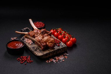 Kemikte ya da kuzu pirzolasında lezzetli sulu et ya da tuzlu, baharatlı ve otlu ızgara dana eti.