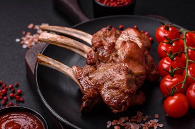 Kemikte ya da kuzu pirzolasında lezzetli sulu et ya da tuzlu, baharatlı ve otlu ızgara dana eti.