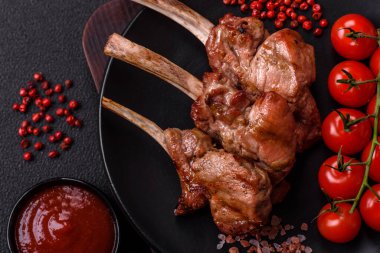 Kemikte ya da kuzu pirzolasında lezzetli sulu et ya da tuzlu, baharatlı ve otlu ızgara dana eti.