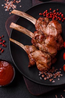 Kemikte ya da kuzu pirzolasında lezzetli sulu et ya da tuzlu, baharatlı ve otlu ızgara dana eti.