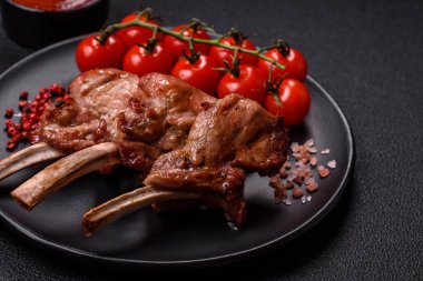 Kemikte ya da kuzu pirzolasında lezzetli sulu et ya da tuzlu, baharatlı ve otlu ızgara dana eti.