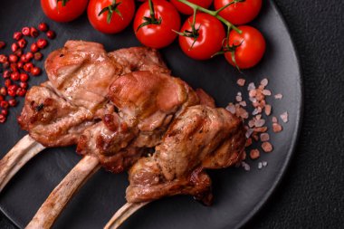 Kemikte ya da kuzu pirzolasında lezzetli sulu et ya da tuzlu, baharatlı ve otlu ızgara dana eti.