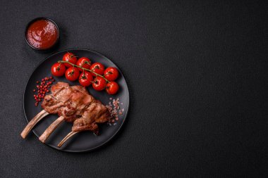 Kemikte ya da kuzu pirzolasında lezzetli sulu et ya da tuzlu, baharatlı ve otlu ızgara dana eti.