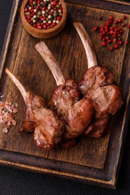 Kemikte ya da kuzu pirzolasında lezzetli sulu et ya da tuzlu, baharatlı ve otlu ızgara dana eti.