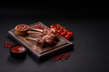 Kemikte ya da kuzu pirzolasında lezzetli sulu et ya da tuzlu, baharatlı ve otlu ızgara dana eti.