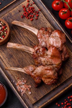 Kemikte ya da kuzu pirzolasında lezzetli sulu et ya da tuzlu, baharatlı ve otlu ızgara dana eti.