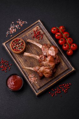 Kemikte ya da kuzu pirzolasında lezzetli sulu et ya da tuzlu, baharatlı ve otlu ızgara dana eti.