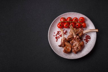 Kemikte ya da kuzu pirzolasında lezzetli sulu et ya da tuzlu, baharatlı ve otlu ızgara dana eti.