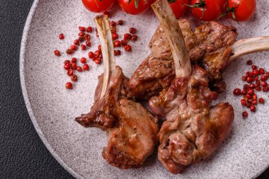 Kemikte ya da kuzu pirzolasında lezzetli sulu et ya da tuzlu, baharatlı ve otlu ızgara dana eti.