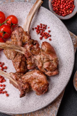 Kemikte ya da kuzu pirzolasında lezzetli sulu et ya da tuzlu, baharatlı ve otlu ızgara dana eti.