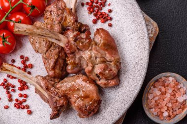 Kemikte ya da kuzu pirzolasında lezzetli sulu et ya da tuzlu, baharatlı ve otlu ızgara dana eti.