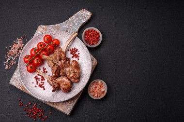 Kemikte ya da kuzu pirzolasında lezzetli sulu et ya da tuzlu, baharatlı ve otlu ızgara dana eti.