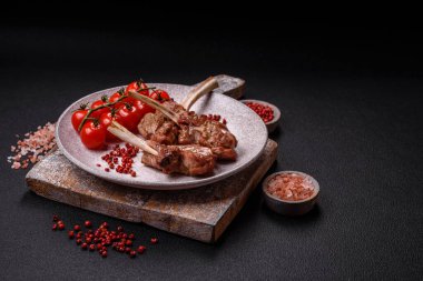 Kemikte ya da kuzu pirzolasında lezzetli sulu et ya da tuzlu, baharatlı ve otlu ızgara dana eti.