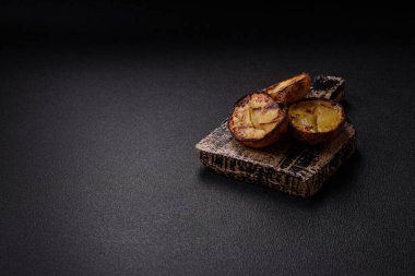 Izgarada tuz, baharat ve otlarla pişirilmiş nefis patates parçaları.