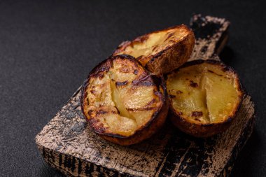 Izgarada tuz, baharat ve otlarla pişirilmiş nefis patates parçaları.