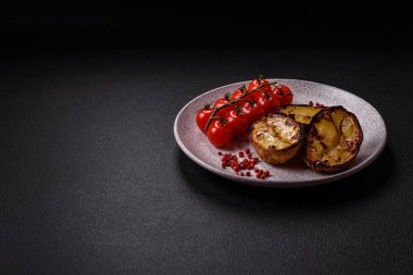 Izgarada tuz, baharat ve otlarla pişirilmiş nefis patates parçaları.