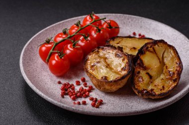 Izgarada tuz, baharat ve otlarla pişirilmiş nefis patates parçaları.