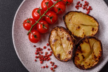Izgarada tuz, baharat ve otlarla pişirilmiş nefis patates parçaları.