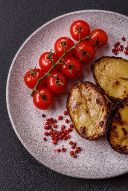 Izgarada tuz, baharat ve otlarla pişirilmiş nefis patates parçaları.