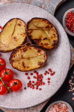 Izgarada tuz, baharat ve otlarla pişirilmiş nefis patates parçaları.