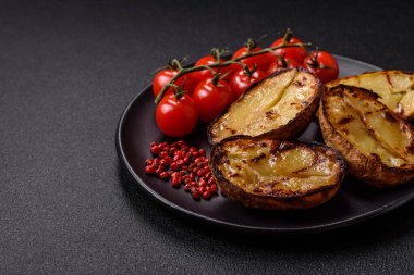 Izgarada tuz, baharat ve otlarla pişirilmiş nefis patates parçaları.