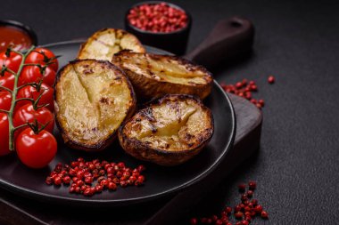 Izgarada tuz, baharat ve otlarla pişirilmiş nefis patates parçaları.