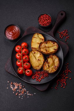 Izgarada tuz, baharat ve otlarla pişirilmiş nefis patates parçaları.