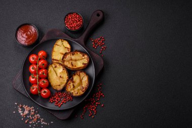 Izgarada tuz, baharat ve otlarla pişirilmiş nefis patates parçaları.