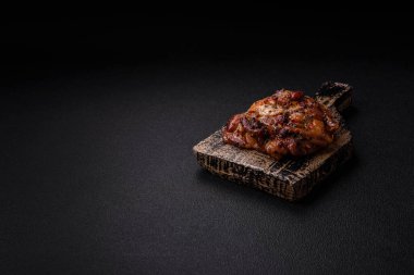 Tuzlu, baharatlı ve çimento kaplı lezzetli tavuk bifteği.