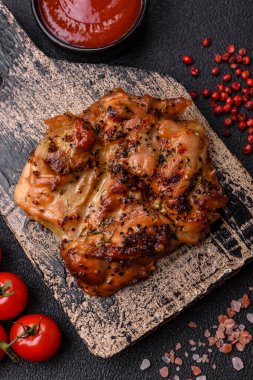 Tuzlu, baharatlı ve çimento kaplı lezzetli tavuk bifteği.