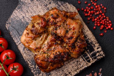 Tuzlu, baharatlı ve çimento kaplı lezzetli tavuk bifteği.