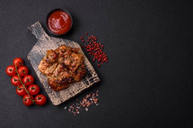 Tuzlu, baharatlı ve çimento kaplı lezzetli tavuk bifteği.