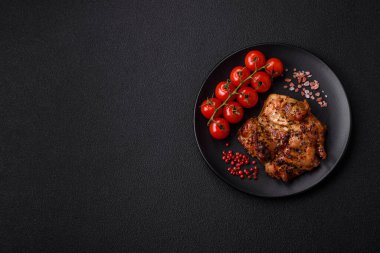 Tuzlu, baharatlı ve çimento kaplı lezzetli tavuk bifteği.